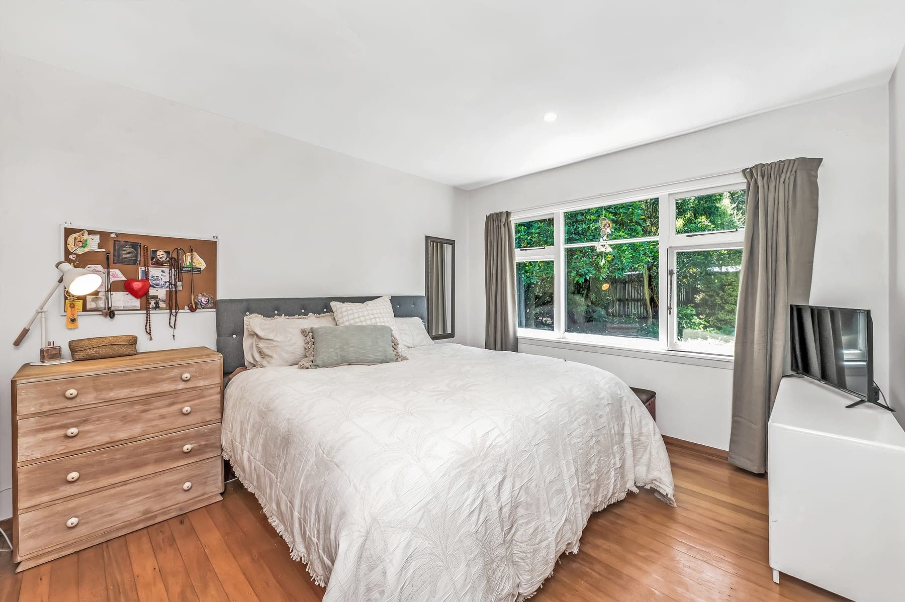 Guest bedroom